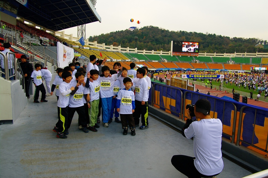 � �޸��� ģ������ ��ü�� ���� �߽��ϴ�. ���� �߾��� �Ǳ⸦ �ٷ����ϴ�.